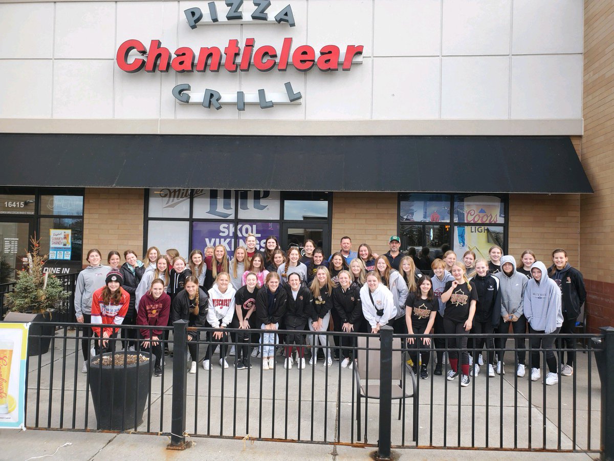 CoachKoltes's tweet image. Thank you @ChantiMG for the Pizza Feed Tonight!!! Thank you @BillStPeter1 @SharonStPeter1 for organizing and putting on #greatcommunitysupport #greatparentsupport #Lovethisprogram #FTL #GameDayTomorrow