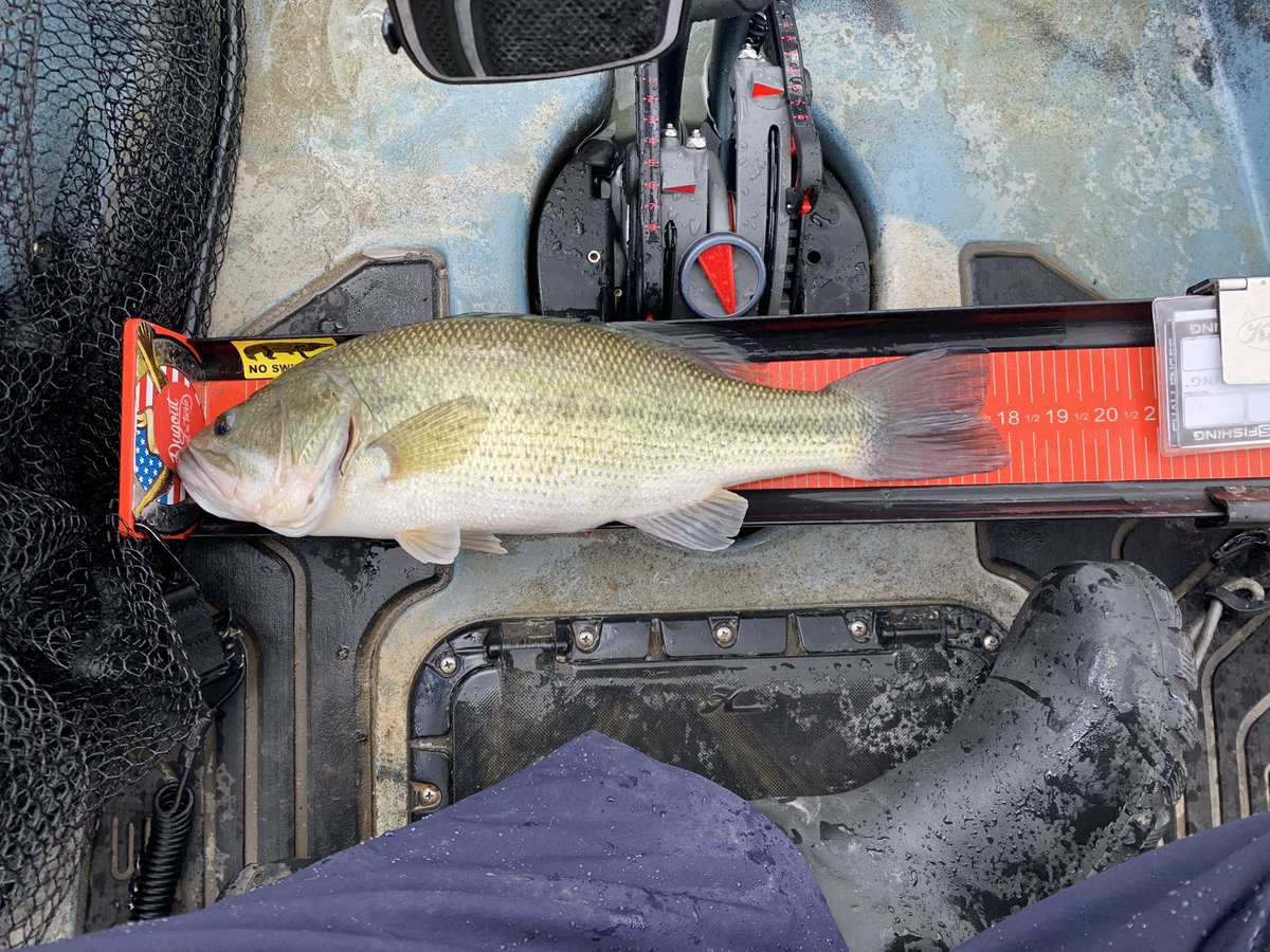 RB_Bassin's tweet image. Blustery day but the @caneyfoutdoors #HobieProAngler360 put me where I needed to put a few on the #ketchboard. #Spring is trying to get here. @Abu_Garcia  paired with @ZOOMBaitCompany was the only thing that got it done today. Can’t wait for the next day! #lizardman #bassfishing