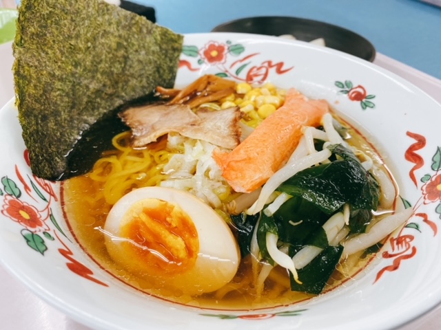 【しじみパワーチャージ！！】 本日のメニューは ・しじみスープラーメン ・みよしの餃子 ・フルーツジュース タンパク質・ビタミンＢ２１豊富なしじみスープ美味しかったです！！ ＃陸自飯 ＃いただ