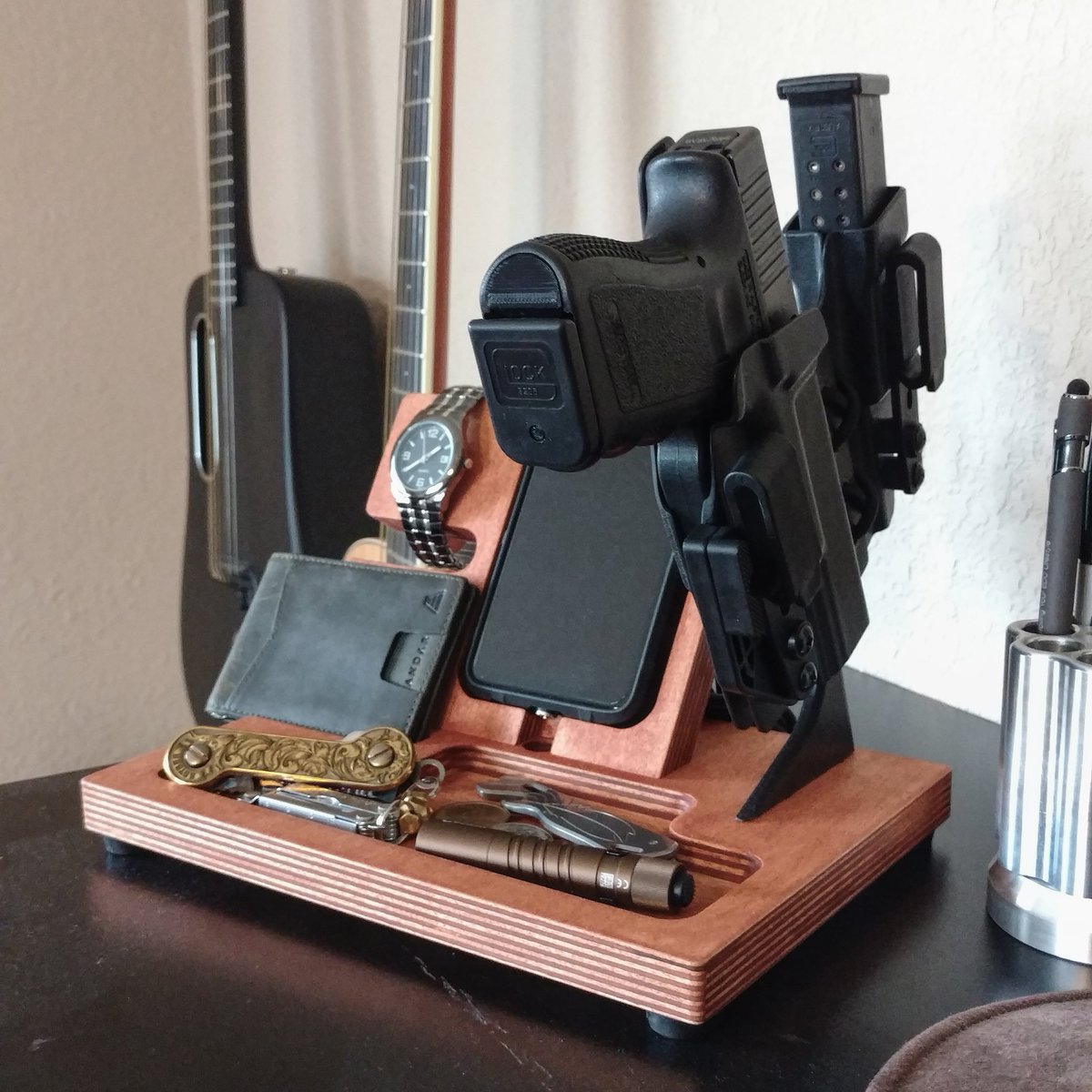 ClearwaterStag's tweet photo. Do you have a dedicated place to charge your phone and keep your EDC organized during the night?
.
.
.
 @The_KEYBAR 

.
.
#edcvalet #edc #everydaycarry #edcpocketdump #americanmade #madeintheusa #2a #giftideas #dumptray #edctray #catchall #catchtray https://t.co/qvQrKF036S