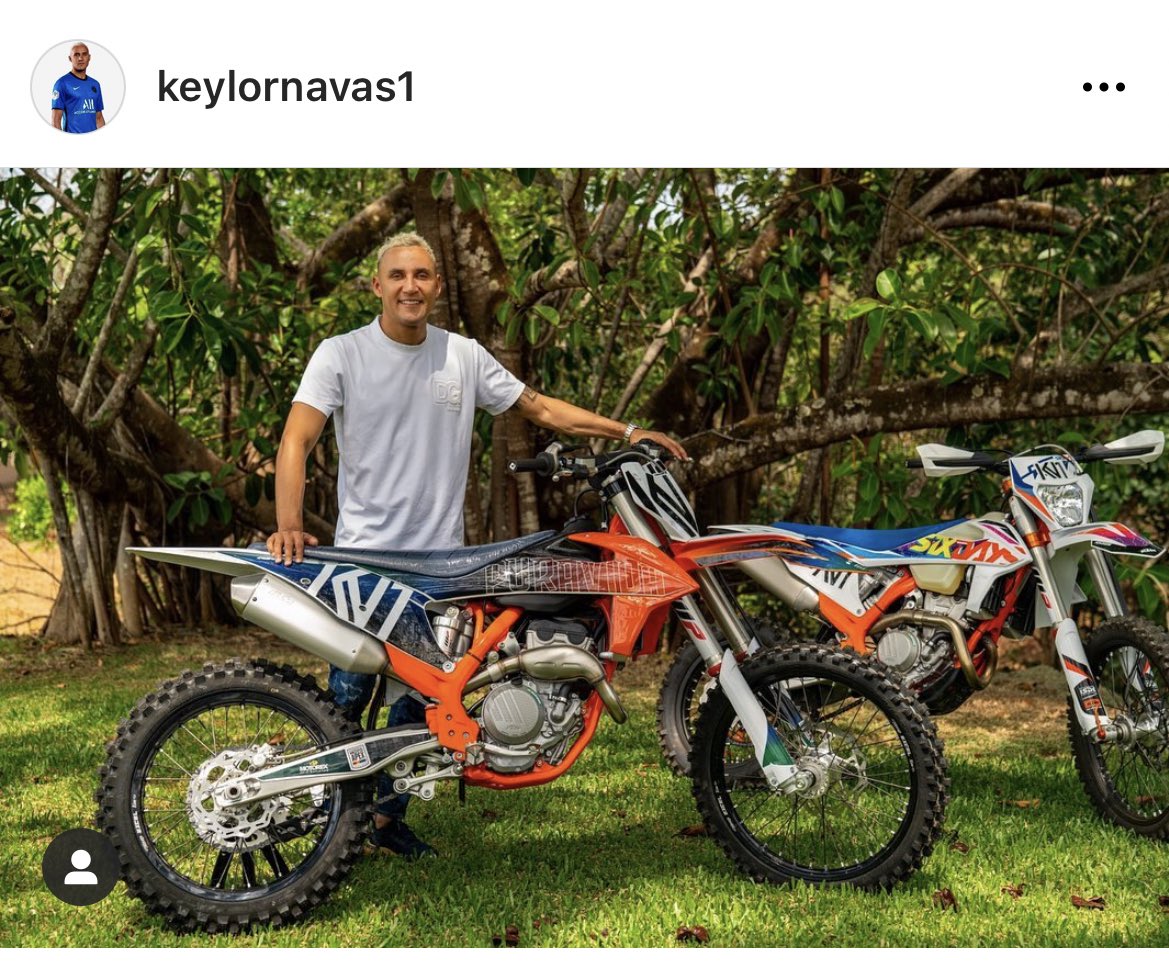 L’Île de France a eu Navas: il est vraiment en mode cité de France, teinture blonde, rayon de soleil, roue arrière en cross. Il manque plus que le maillot de foot thaï