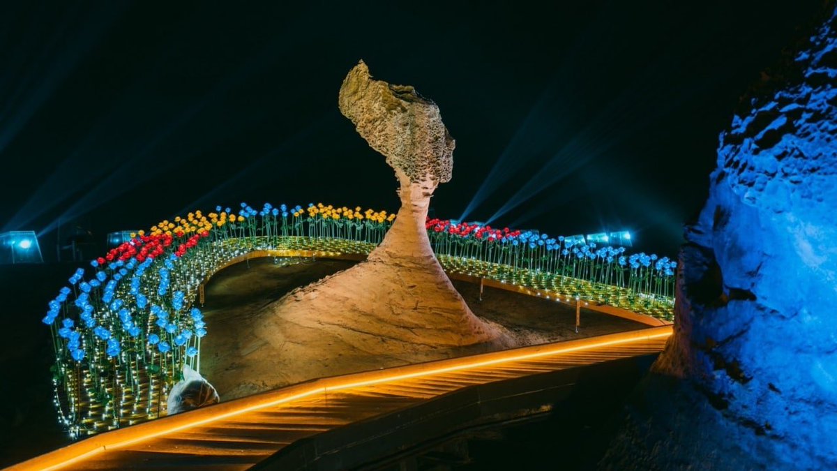 Taiwan_Today's tweet photo. Iconic Queen's Head rock formation is the centerpiece of a limited run light show featuring the colors of the global #StandWithUkraine️🇺🇦 movement at #NewTaipei City's #Yehliu Geopark in northern #Taiwan🇹🇼. (Courtesy of North Coast and Guanyinshan National Scenic Area) https://t.co/CI5IgkMyoh