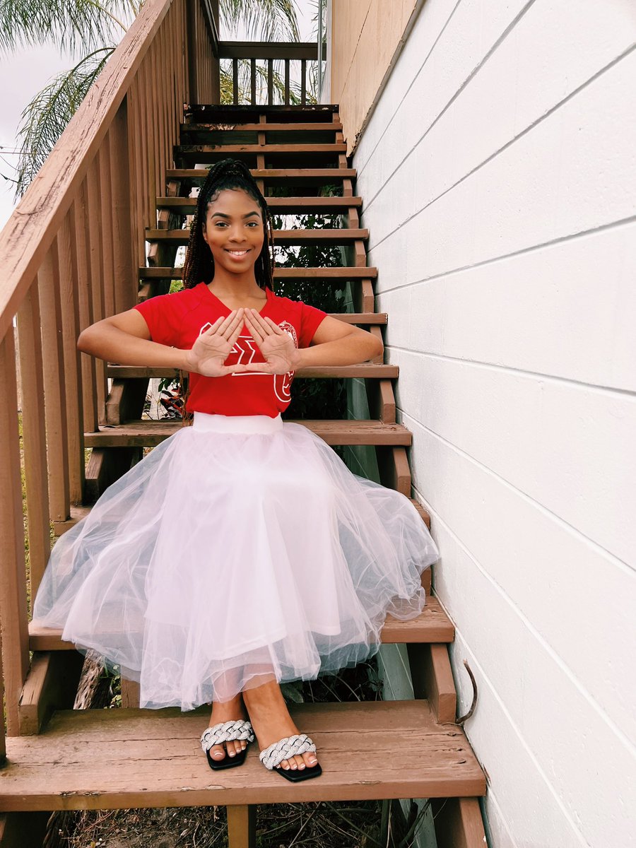 TheReannaEffect's tweet photo. DiScreeT[ion] is key 🔑 #KIDST #devastatingdivas #AOML🔺🐘❤️ #SWEET16 https://t.co/I6pnkIefU9