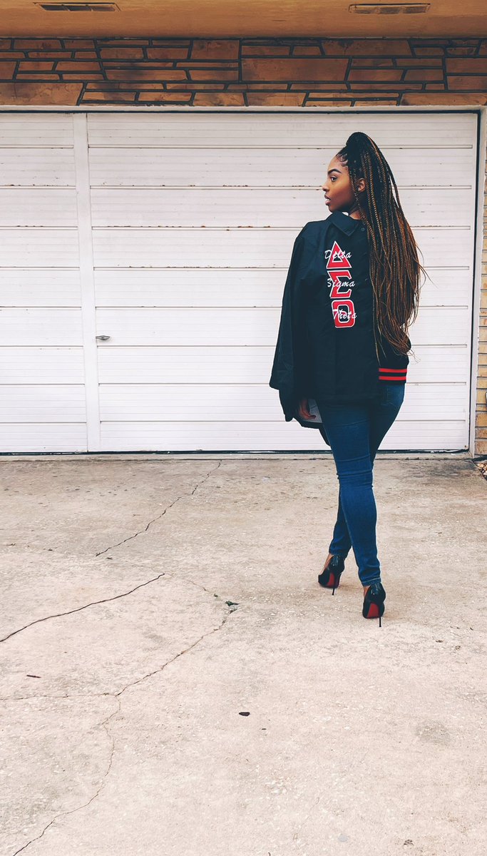 TheReannaEffect's tweet photo. DiScreeT[ion] is key 🔑 #KIDST #devastatingdivas #AOML🔺🐘❤️ #SWEET16 https://t.co/I6pnkIefU9