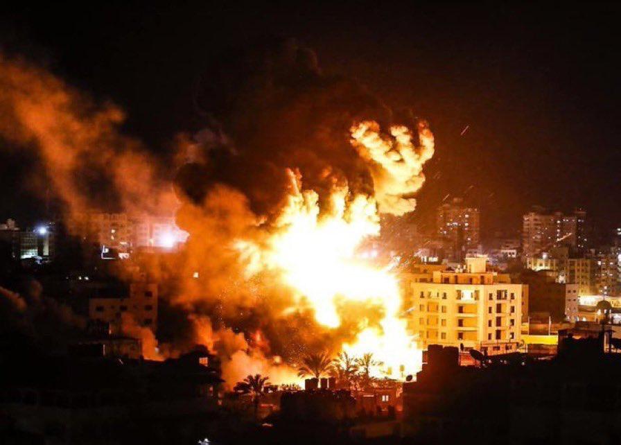 Western media, don't steal this picture and claim that it's from Russia's invasion of #Ukraine. It's from #Gaza after midnight today where Israeli warplanes targeted several areas.
