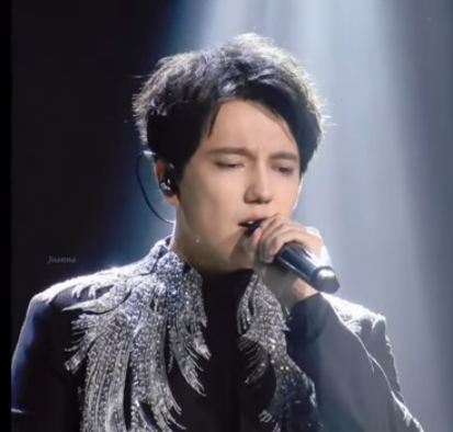 SARAHDO88533213's tweet photo. É fácil ser fã de uma pessoa onde o carisma, talento e profissionalismo são tão visíveis. Você é muito especial para mim! @dimash_official  
#FlyAway #BeWithMe  
♥️♥️♥️🇧🇷 https://t.co/jMnfnfDjAQ