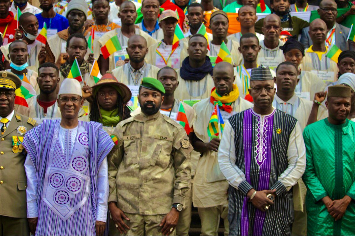 AFRICADEFExsbf's tweet photo. La marche Dakar-Bamako 1360km s'est bien passé.Nous avons été reçu par le peuple malien ainsi que les autorités maliennes notamment le Président et son Premier Ministre.Nous sommes arrivés à Bamako et retournés à Dakar sains. https://t.co/DYxDrPb5sk