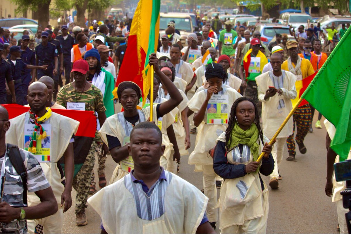 AFRICADEFExsbf's tweet photo. La marche Dakar-Bamako 1360km s'est bien passé.Nous avons été reçu par le peuple malien ainsi que les autorités maliennes notamment le Président et son Premier Ministre.Nous sommes arrivés à Bamako et retournés à Dakar sains. https://t.co/DYxDrPb5sk