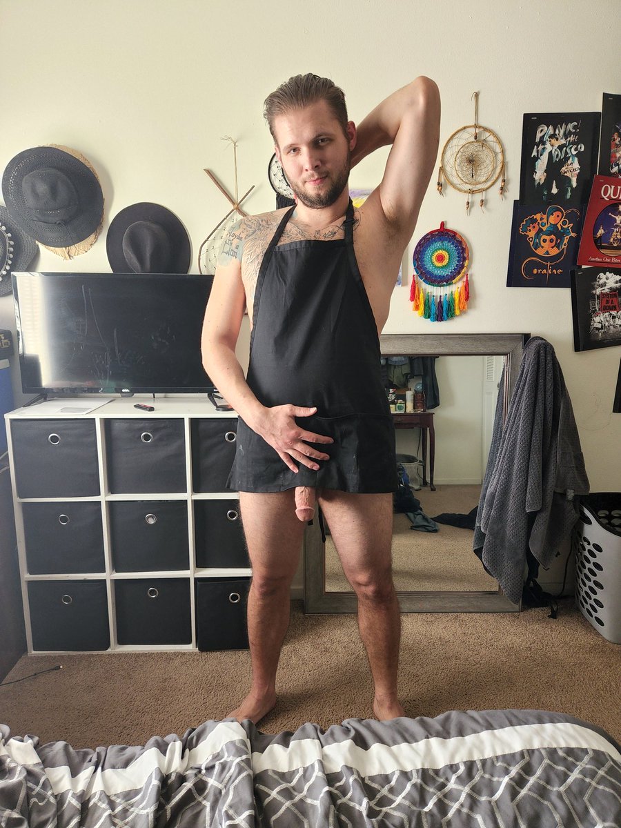 LeoAngeloOF's tweet photo. Fun fact I also cook. Should I get a longer apron? #nsfw #onlyfans #maleonlyfans #gayonlyfans #bionlyfans #bwc #onlyfanspromo #sexy #Maninthekitchen https://t.co/W6LcFEaIII