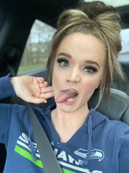 I got big buns and I cannot lie 😝 https://t.co/lgkGMqT0MG