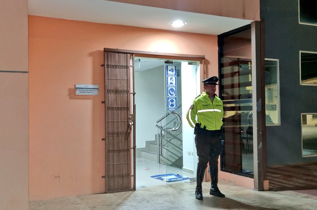 StaElenaCJ's tweet photo. ENTÉRATE 📢|No dejes de entregar, hasta hoy 23h59, tu CD-R de postulación, al concurso de juez especializado en el juzgamiento delitos de corrupción y crimen organizado. 💿🏛️Nos encontramos en el Edificio Judicial de Santa Elena.

¡Apresúrate! 🏃🏻 https://t.co/k06nJdJKlm