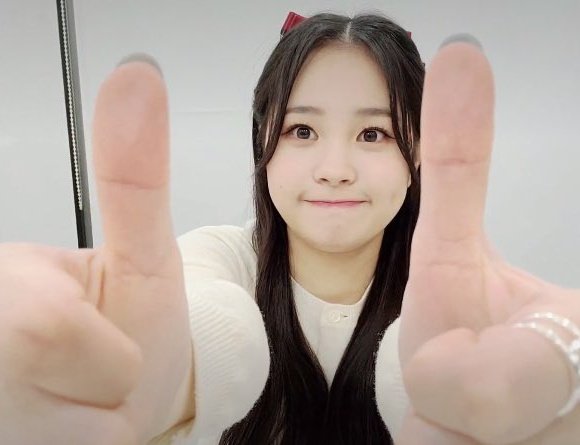 A short and cute thread of Jihan doing "thumbs up" pose :
