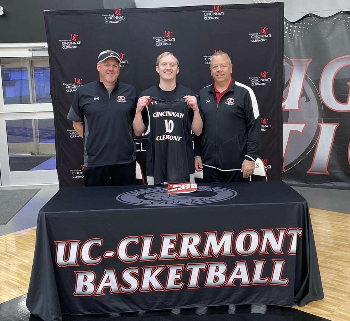 davidfroedge30's tweet photo. Next Chapter 🔴⚫️

Just getting started in my basketball career. Can’t wait to see what these next 2 years will hold 🙏🏼 https://t.co/byaObZVtVI
