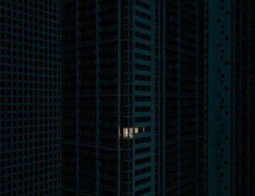 أنا خسرت شخص واحد بس ليه حاسس إن الكون كله بقي فاضي ..