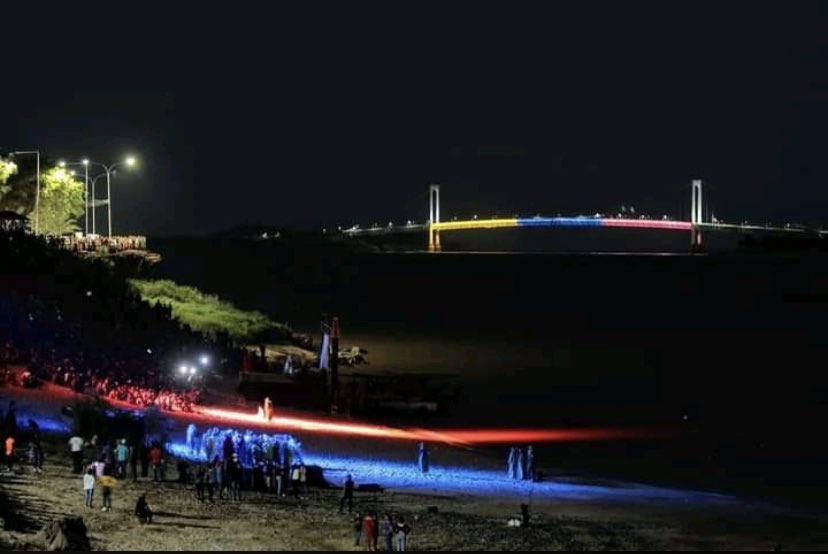Qué mejor manera de darles las buenas noches, que con estas graficas de nuestro majestuoso puente Angostura con su alumbrado tricolor; gracias a la suma de esfuerzos para darle este regalo a los bolivarenses <a href="/CBO_Alcaldia/">Alcaldía Angostura del Orinoco</a> <a href="/Cvg_Cabelum/">CVG CABELUM C.A</a> <a href="/ConstruBolivar_/">ConstruBolívar CA</a> #BalanceSemanaSanta2022