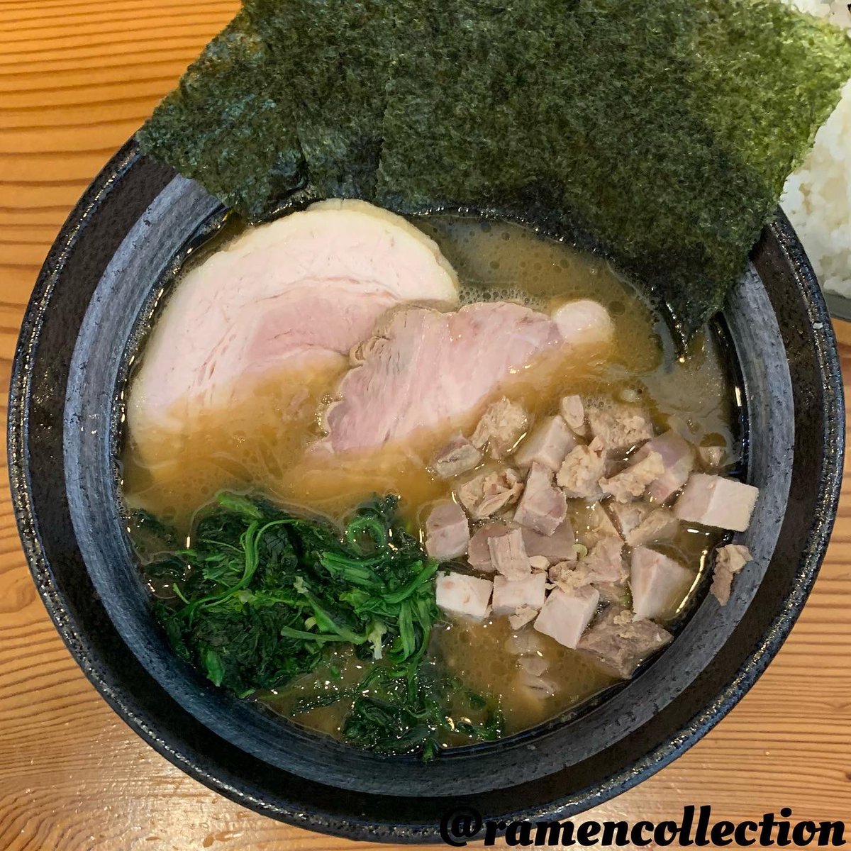 ramencollection's tweet photo. とろみある濃厚豚骨に
鶏油やカエシを合わせた
重厚感もありながら
ややマイルドなスープと
それに合わせた中太角麺。

煮豚もほろほろな仕上がりで
無料ライスには豆板醤を乗せ
海苔で抱きしめた。

Yeah Kラーメン(KFF)   [3月訪問]
ラーメン(YFO)  コマチャ [4月訪問]

#YeahK
#葛飾区ラーメン https://t.co/rrmadTVNUw
