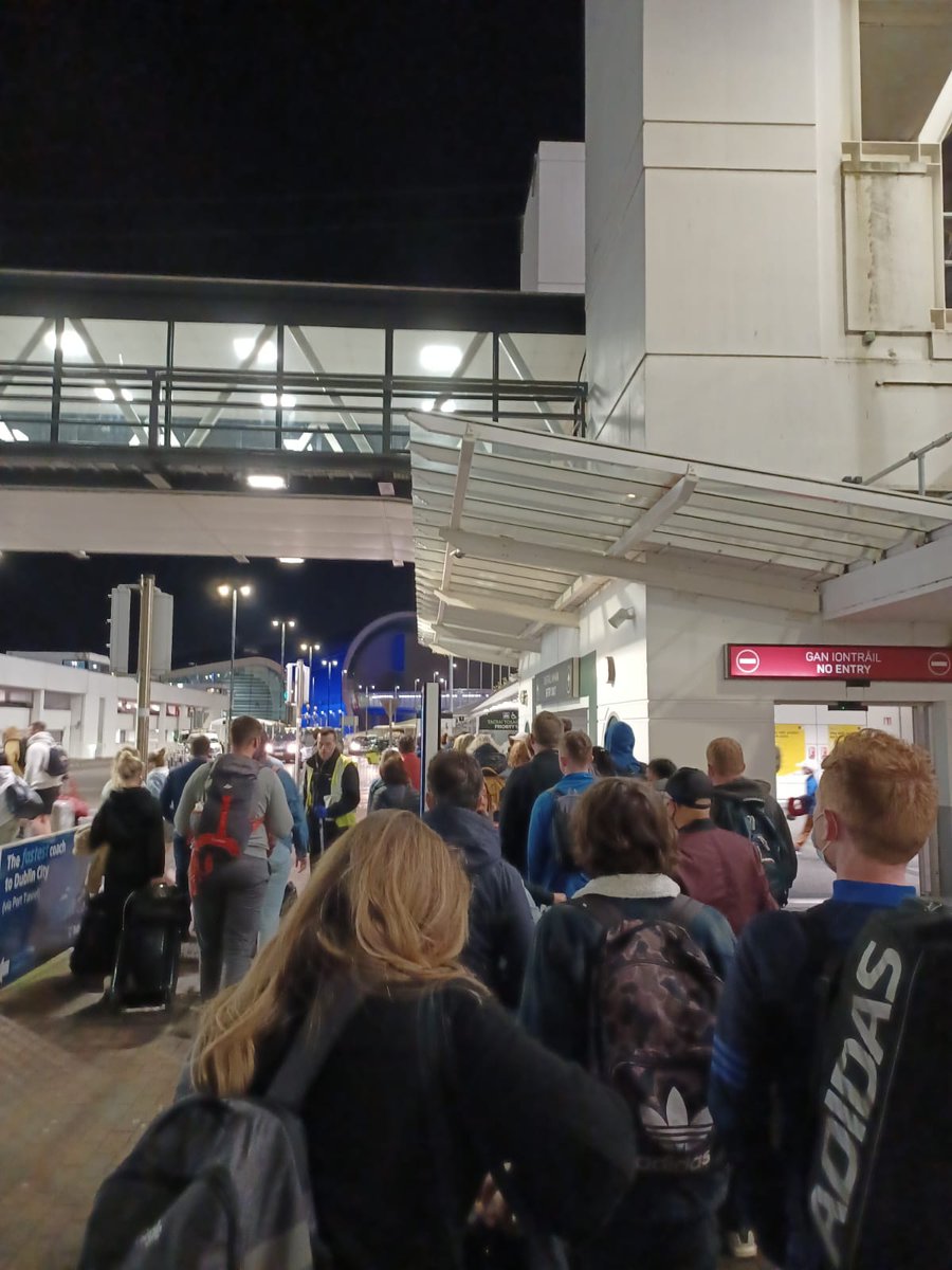 castletwitty's tweet photo. Part 3
Taxi rank queue 
This is the middle of it
#DublinAirport 
#DublinAirportQueues 
Operation #ReOpening https://t.co/lBkKT07qCx
