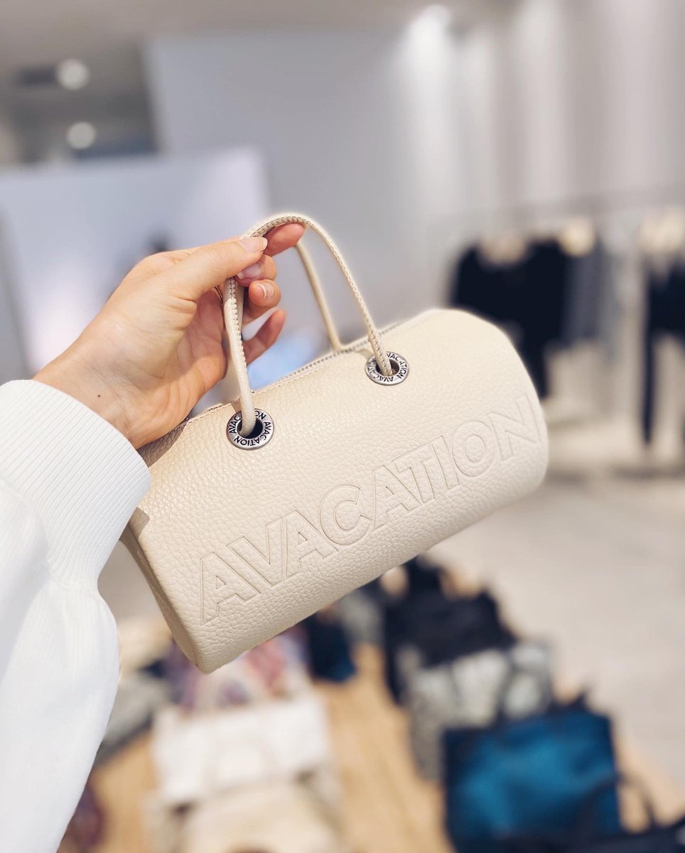 enaphoto's tweet photo. #展示会レポート #avacation #fw22 のバリエーションずらり😋ミニボストンやちょっと渋めカラーも秋冬らしく💋
https://t.co/bSBnzzANEb
・
#アバケーション 
#バッグ
#展示会レポ https://t.co/M4a0XekUG4