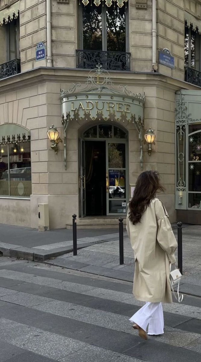 malusokay's tweet image. - cloudy days in Paris 💭✨