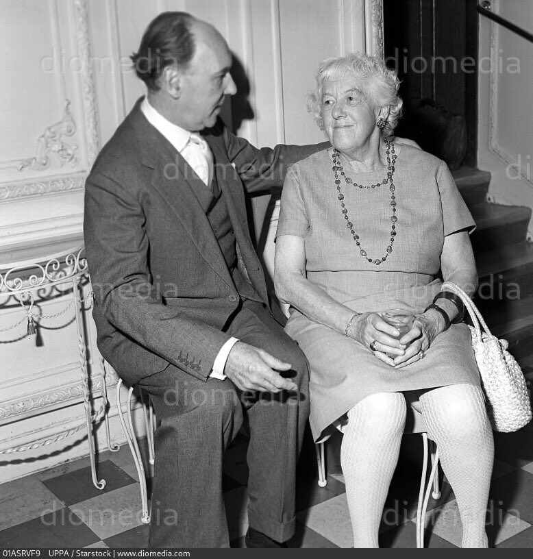 Getting by with a little help from our friends. Here’s to a good and safe week. Dame #MargaretRutherford and 
Sir #RalphRichardson pictured in 1966. 🥰☕️ 🥃🍵