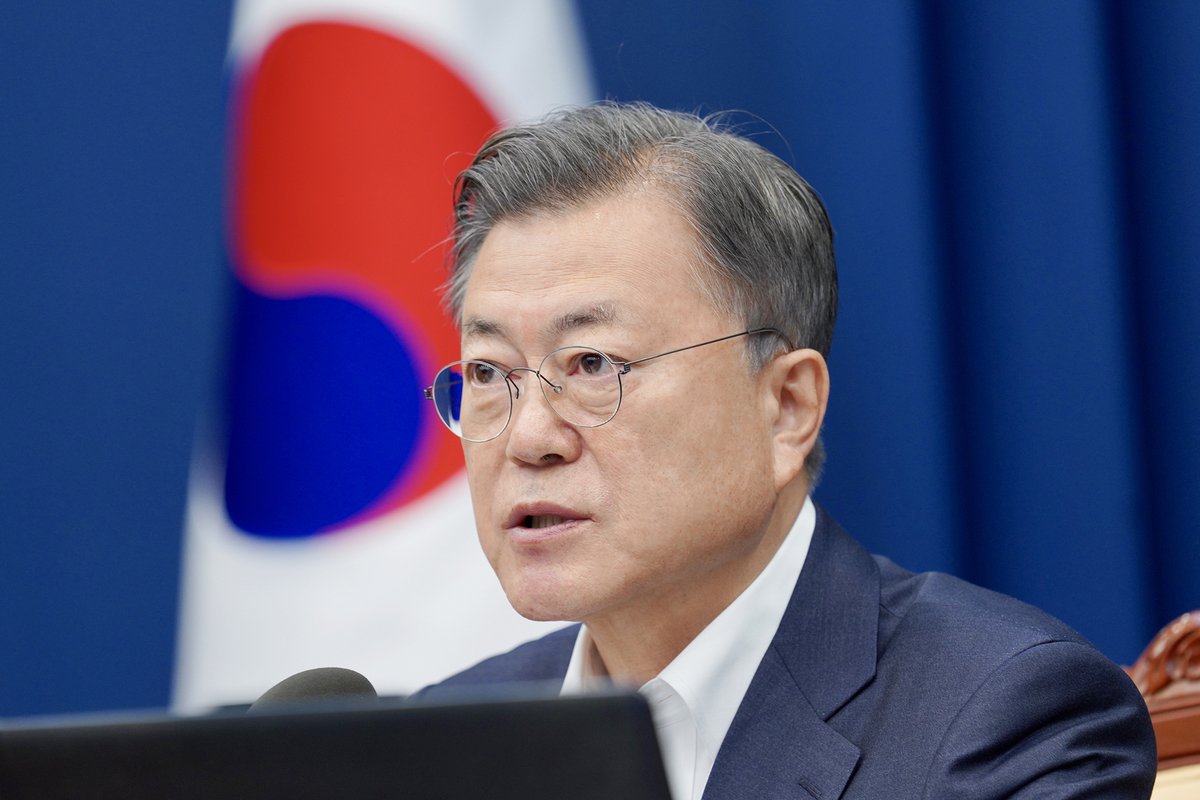 마침내 사회적 거리두기가
전면 해제되어 국민들께서 일상을
되찾을 수 있게 되었습니다. 

우리 정부 임기 안에 모두가 그토록
바라던 일상으로 돌아가게 되어 무척
감개무량하며, 그렇게 될 수 있도록
협조해 주신 국민들과 방역진, 의료진의
헌신에 마음 깊이 감사드립니다.