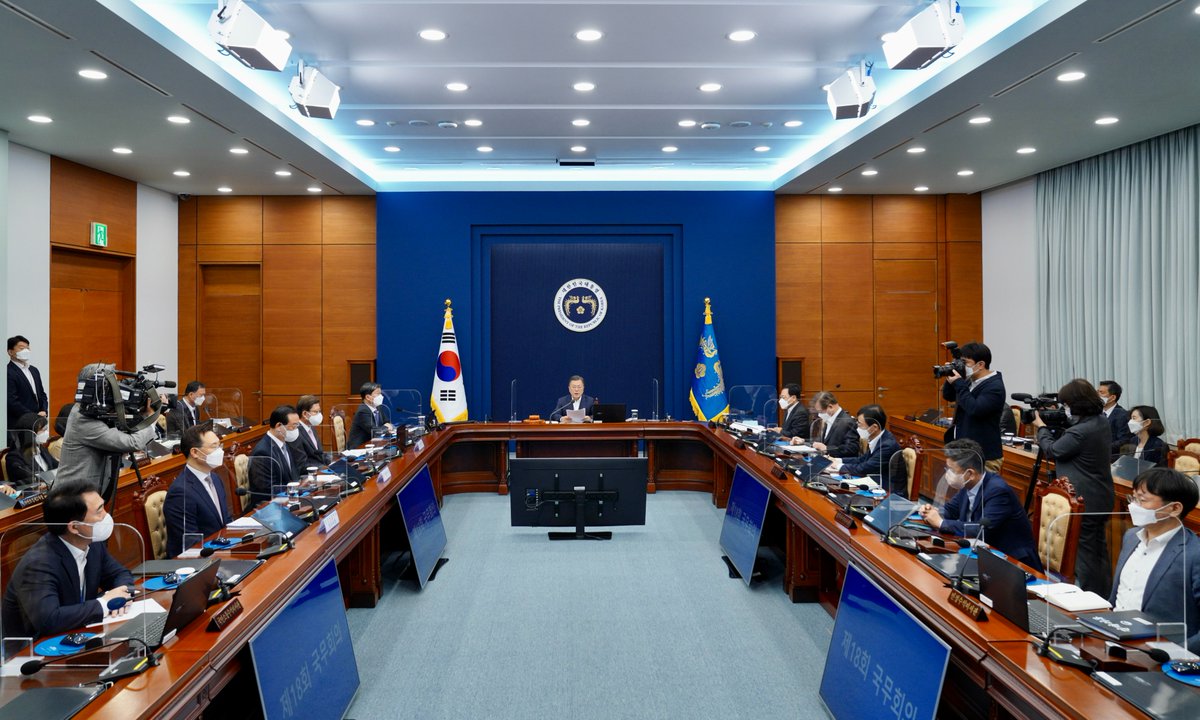 오늘 국무회의에서
대한민국 최초의 특별지자체로서
‘부산울산경남특별연합’의 공식 출범을
국민께 보고드릴 수 있게 되어
매우 기쁘고 뜻깊게 생각합니다.
오늘의 결실을 맺기까지 관계부처와
3개 광역지자체의 노고가 많았습니다.
감사의 마음과 함께 부울경특별연합의
출범을 진심으로 축하합니다.