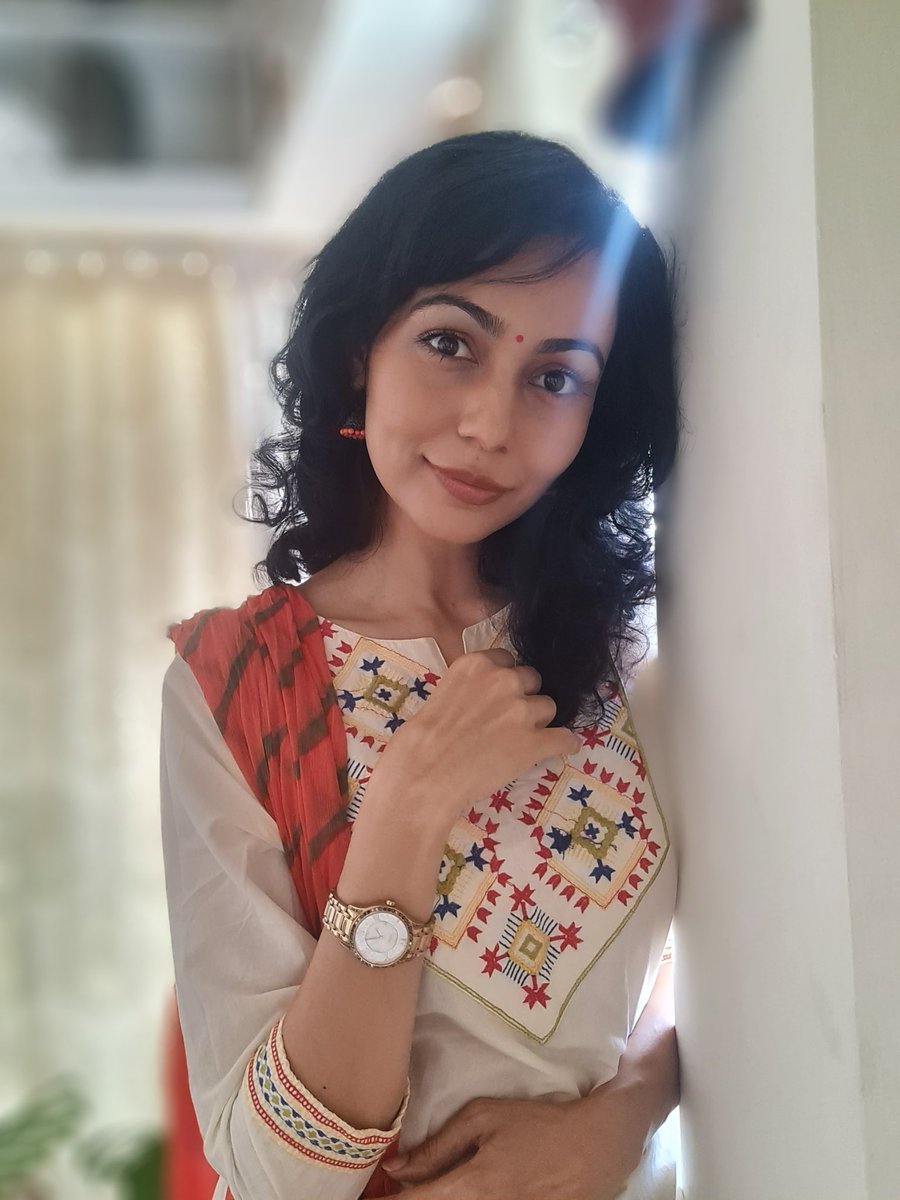 MegKaushik's tweet photo. Hey ❤️ 
.
.
.
#bindi #curlyhair #plain #gosimple #meghanakaushik #looktest https://t.co/dWIxSPTAlE