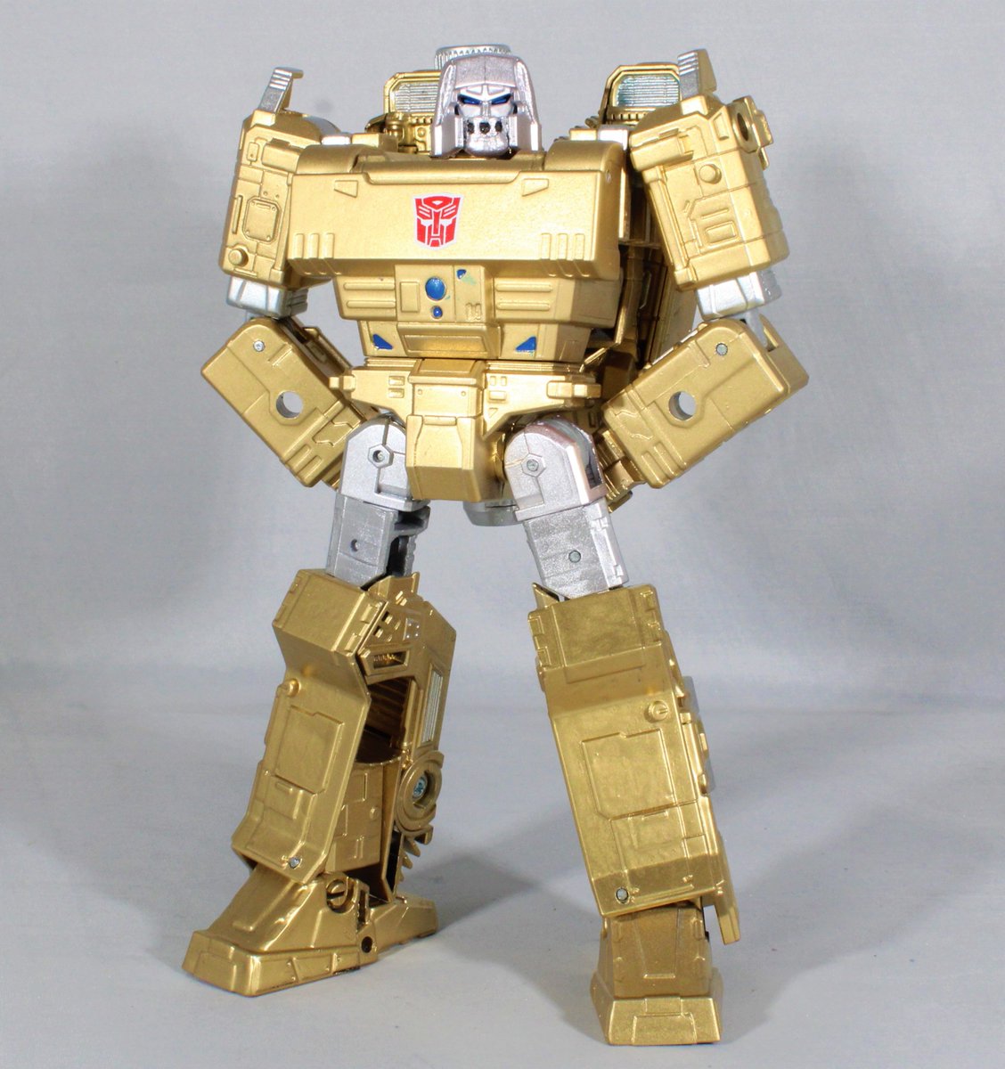 id_armed's tweet image. "...Xaaron knows he is about to experience true agony. It doesn't stop him."

The Autobot Resistance leader, EMIRATE XAARON, is complete! Commissioned by @ImpulseDrive97, he's easily the shiniest custom I've done yet. I'm blinded by it!
(RTs Appreciated!)
#Transformers #Maccadam