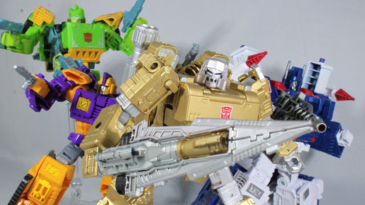 id_armed's tweet image. "...Xaaron knows he is about to experience true agony. It doesn't stop him."

The Autobot Resistance leader, EMIRATE XAARON, is complete! Commissioned by @ImpulseDrive97, he's easily the shiniest custom I've done yet. I'm blinded by it!
(RTs Appreciated!)
#Transformers #Maccadam