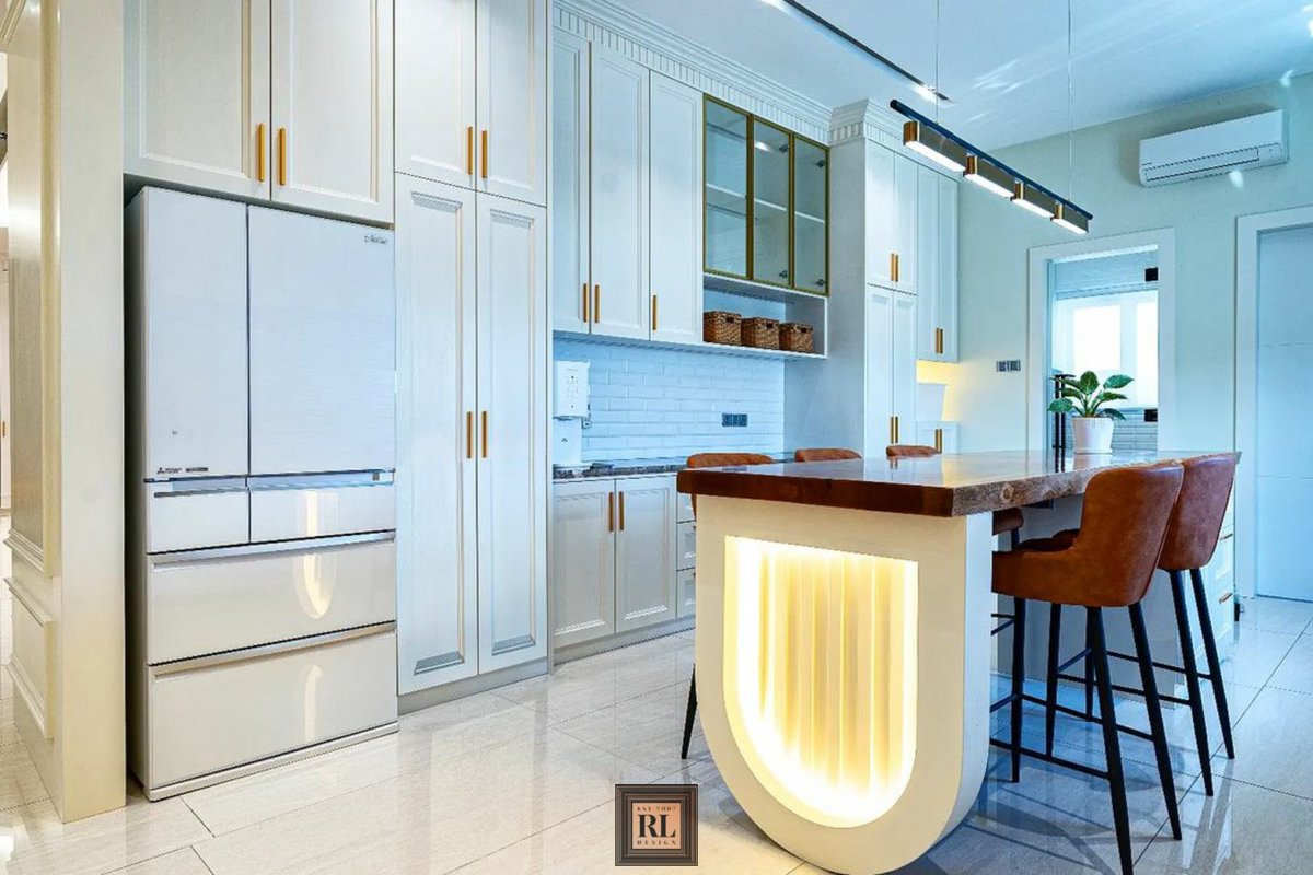 RedLandDesign's tweet image. Ivory white applied on this newly installed dry kitchen cabinet. The hue has been known to evoke feeling of calmness. We enhanced the interior with uniquely designed counter half oval shape side leg and special selected rain tree wood top. #malaysiainteriordesign
#redlanddesign