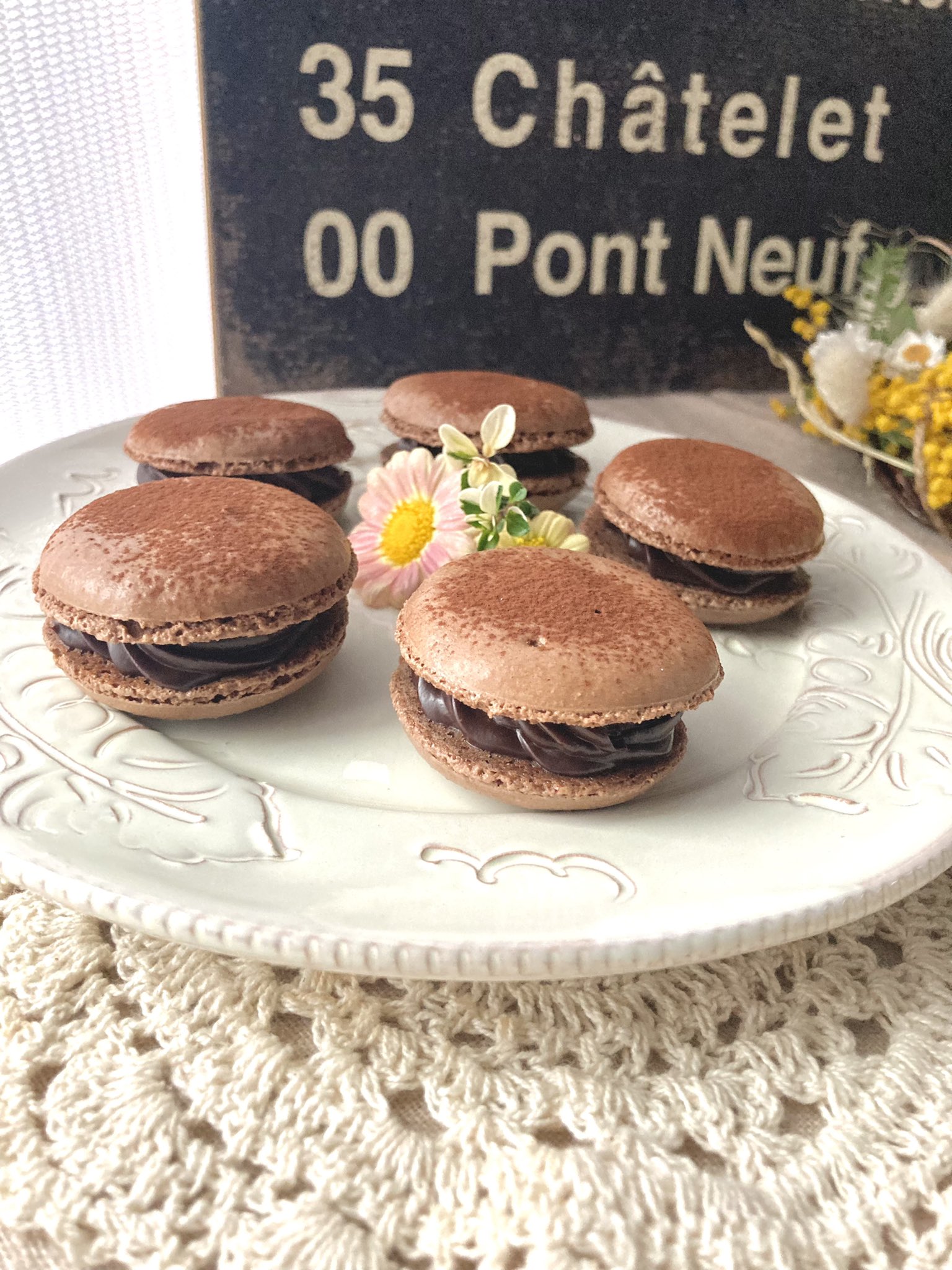 さとみん お菓子作り 久しぶりにマカロン作りました 1 クーベルチュールエクストラビターフレーク Cacao65 皮 なしアーモンドプードル 純ココアパウダー 粉砂糖 2 マカロナージュや絞り 焼成と久々すぎて思い出しながら作りました ガナッシュはアール