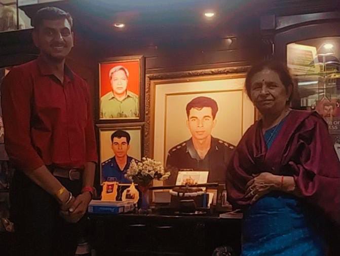 MeenaNayyar4's tweet photo. Abhishek Shalini Ashutosh and a friend got inspired with Tigerofdrass reached Anuj home to know more from me 🙏🏿 https://t.co/npZDn42qQj