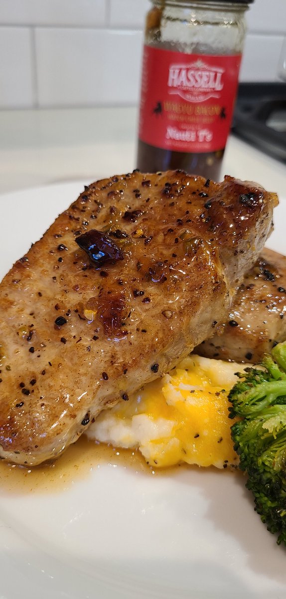 CreationsNauti's tweet photo. Pork Chops glazed with Wagyu Bacon Jelly! WHOA!! SOOOOOO DELISH!!! @PullinBBQ @hassellcattlecompany 
Place your order here:
https://t.co/lZcAbbSpBd
These won't last long!!!
#love #SmallBiz #photo #foodie #BBQ #WoW #OMG #Trending
#porkchops #glazed https://t.co/zg28ZnBK2Y