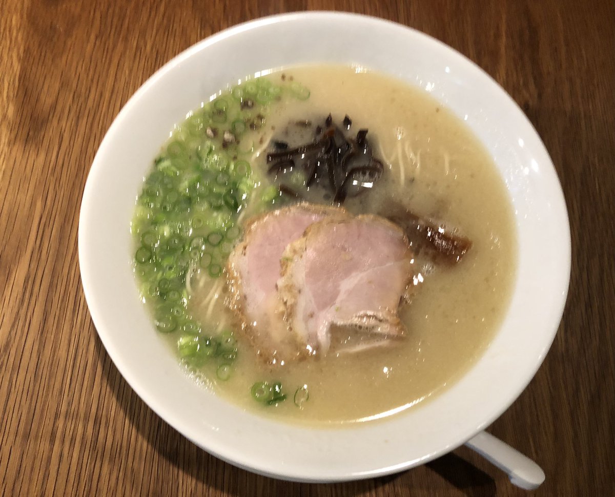 【あづまや】中央区六本松の「大島ラーメンあづまや」で「大島ラーメン」を頂きました。あっさり豚骨スープですが、独特の風味がありバランスもいいラーメンですね。