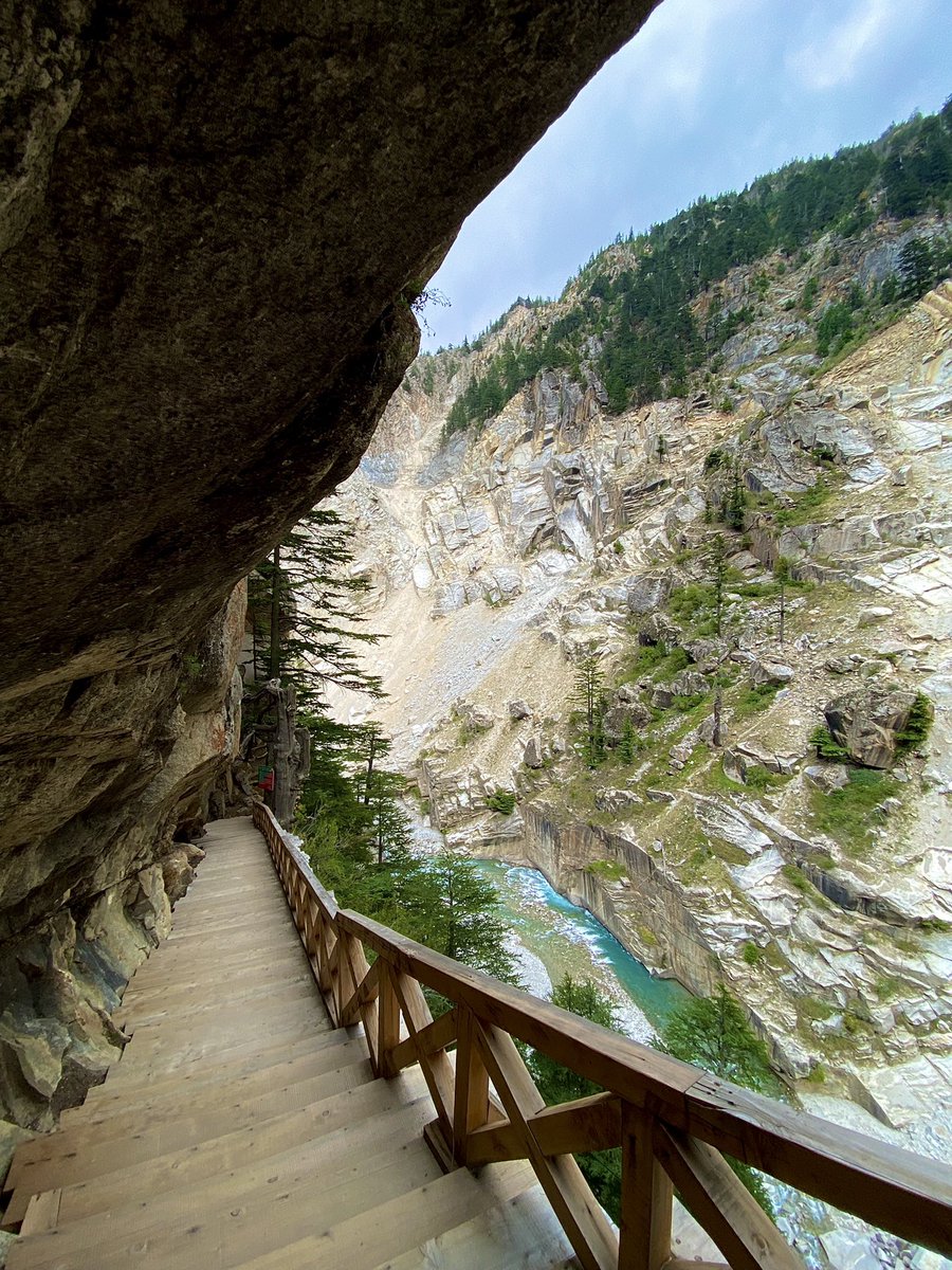 KKMtweet's tweet photo. Do check the wooden open skywalk inside Gangotri National Park. Walking in air, along the river or somewhere in between. Beauty of nature and thrill rolled into one. 

#UttarakhandTourism #IncredibleIndia #DekhoApnaDesh #Gangotri #GartangGali https://t.co/FiA0ThBuOP