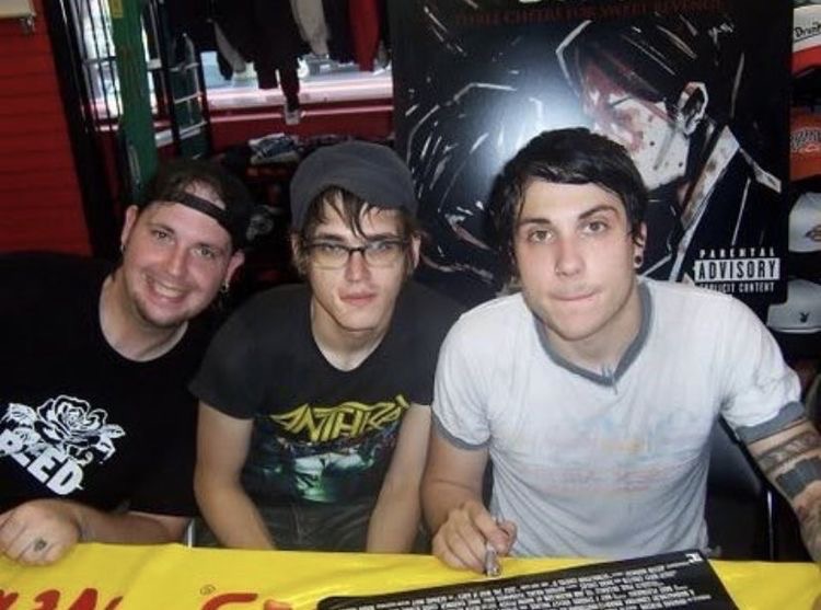 hourly mikey way 🖤 (@mikeywayoclock) on Twitter photo 