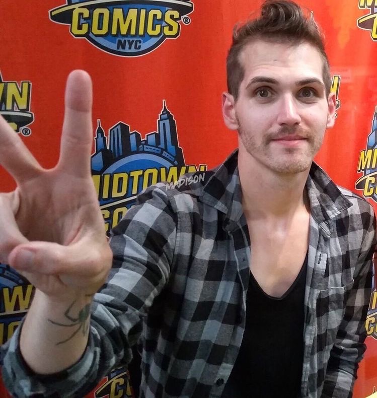 hourly mikey way 🖤 (@mikeywayoclock) on Twitter photo 