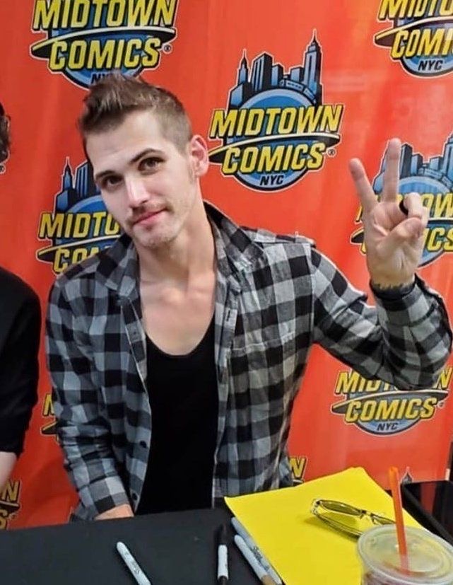 hourly mikey way 🖤 (@mikeywayoclock) on Twitter photo 