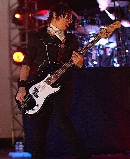 hourly mikey way 🖤 (@mikeywayoclock) on Twitter photo 