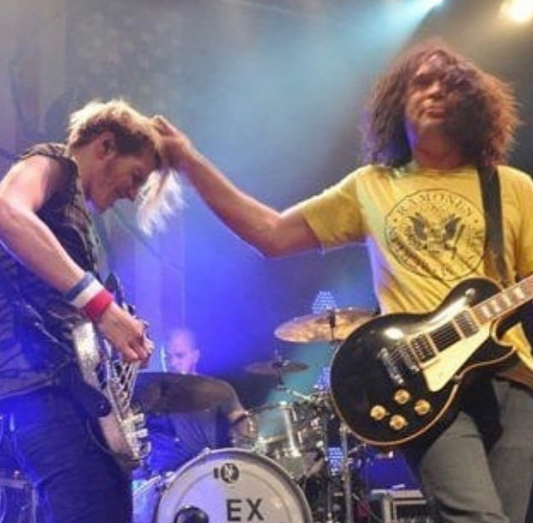 hourly mikey way 🖤 (@mikeywayoclock) on Twitter photo 