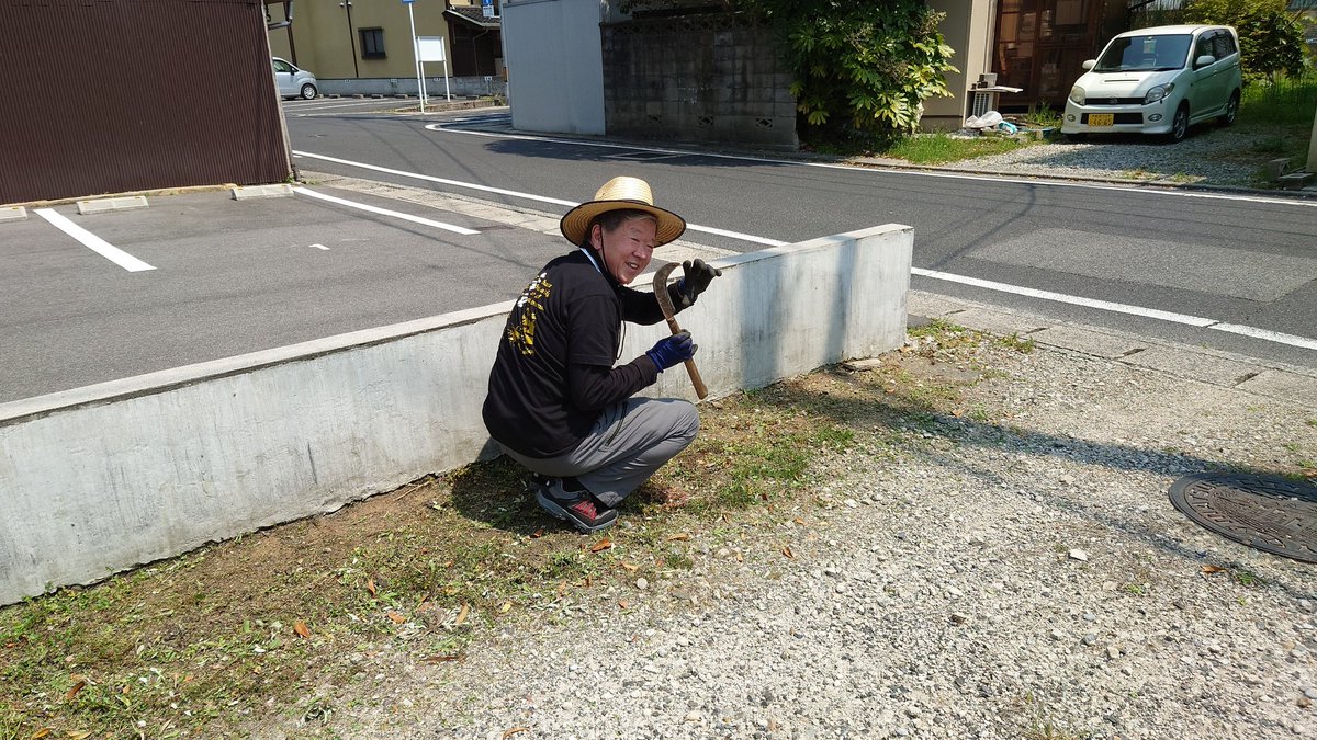 rihakushuzo's tweet photo. お天気よく、草刈り日より。ご近所さんとの共有地でうちの人々が草刈りしてて、なんかいーなーって写真撮ったら、草刈り鎌と手で「ハート❤️」ってしてくれました😂 https://t.co/MDcJVtOCBs