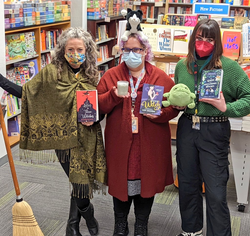 BooksIncStores's tweet photo. Just slightly late, but we are still wishing you a very witchy #SaucyMonday π
#BooksIncLaurel #BooksInc #Witches #Witchy #MustReads #Romance #WitchRomance #ReadRomance #IndieBookstore #ShopLocalFOREVER https://t.co/v5OqIDPTAy