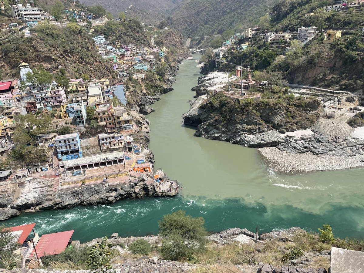 TrekkersofInd's tweet photo. Devprayag is one of 5 prayags in #Uttarakhand. 

Here you can see the confluence of Bhagirathi from the left and Alaknanda from the top and together they merge and form Maa Ganga! https://t.co/XKR1HlLz5b
