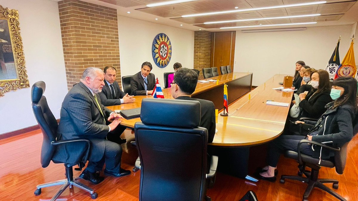 FNIUSTABOG's tweet photo. El embajador de Tailandia H.E. Mr. Sorayut Chasombat junto al personal de la Universidad Santo Tomas preparándose para el inicio de países amigos. https://t.co/2IYPw9jrrN