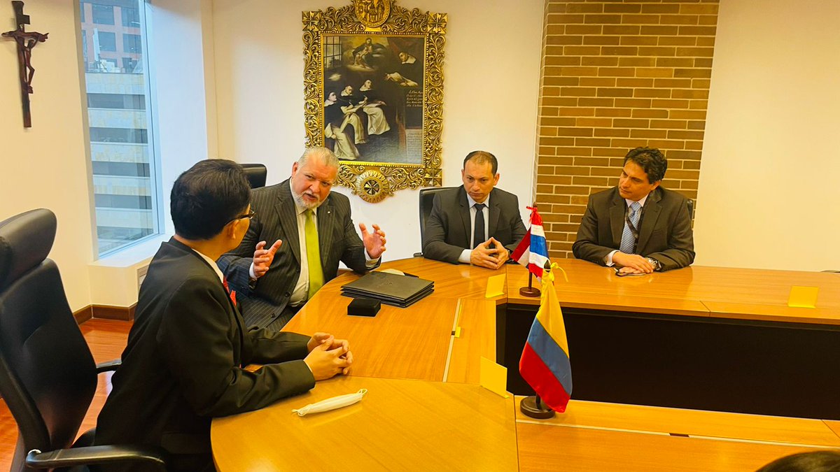 FNIUSTABOG's tweet photo. El embajador de Tailandia H.E. Mr. Sorayut Chasombat junto al personal de la Universidad Santo Tomas preparándose para el inicio de países amigos. https://t.co/2IYPw9jrrN