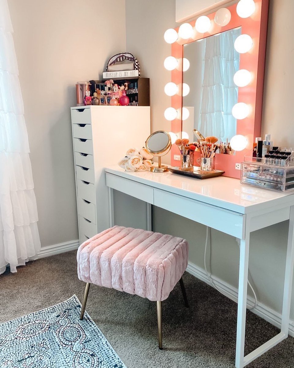duhome_usa's tweet photo. The dream glam vanity space of every girl😍🙌🏻 Super cute quilt bench fits the pink mirror so well…
Guess must be so enjoyable to make up here❤️❤️
#duhomefurniture #glammakeuproom #vanitybench #roomrefresh https://t.co/LmQKCUyCL9