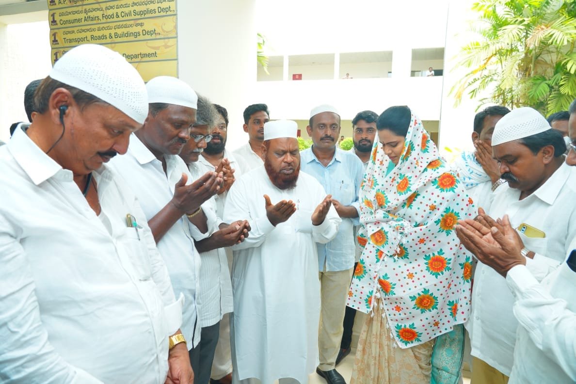 VidadalaRajini's tweet photo. With the blessings of the almighty and with the support &amp; well wishes of all the seniors, took charge as the Minister of Health &amp; Family Welfare, GoAP yesterday. I would also like to once again thank Hon'ble CM @ysjagan Anna for giving me this opportunity. https://t.co/b1iE2SeFGX