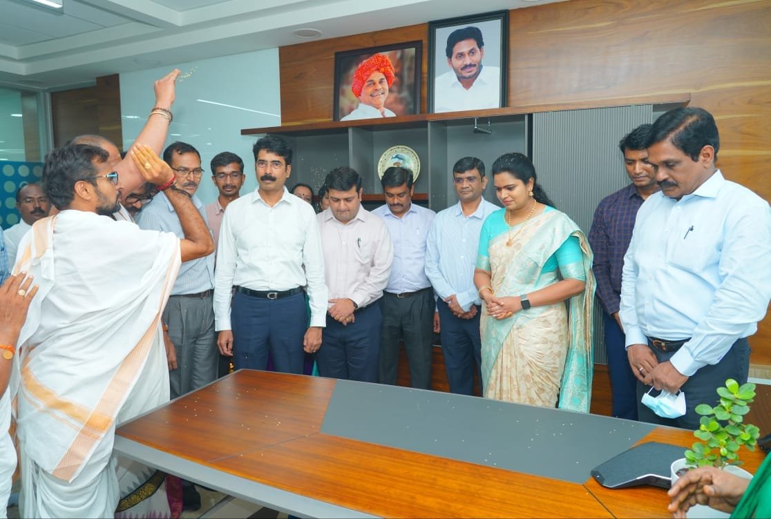 VidadalaRajini's tweet photo. With the blessings of the almighty and with the support &amp; well wishes of all the seniors, took charge as the Minister of Health &amp; Family Welfare, GoAP yesterday. I would also like to once again thank Hon'ble CM @ysjagan Anna for giving me this opportunity. https://t.co/b1iE2SeFGX