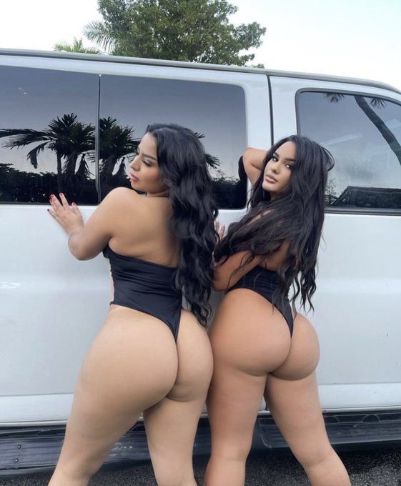 Step sisters on @the_FanBus ? https://t.co/ZzlOk5kcW1