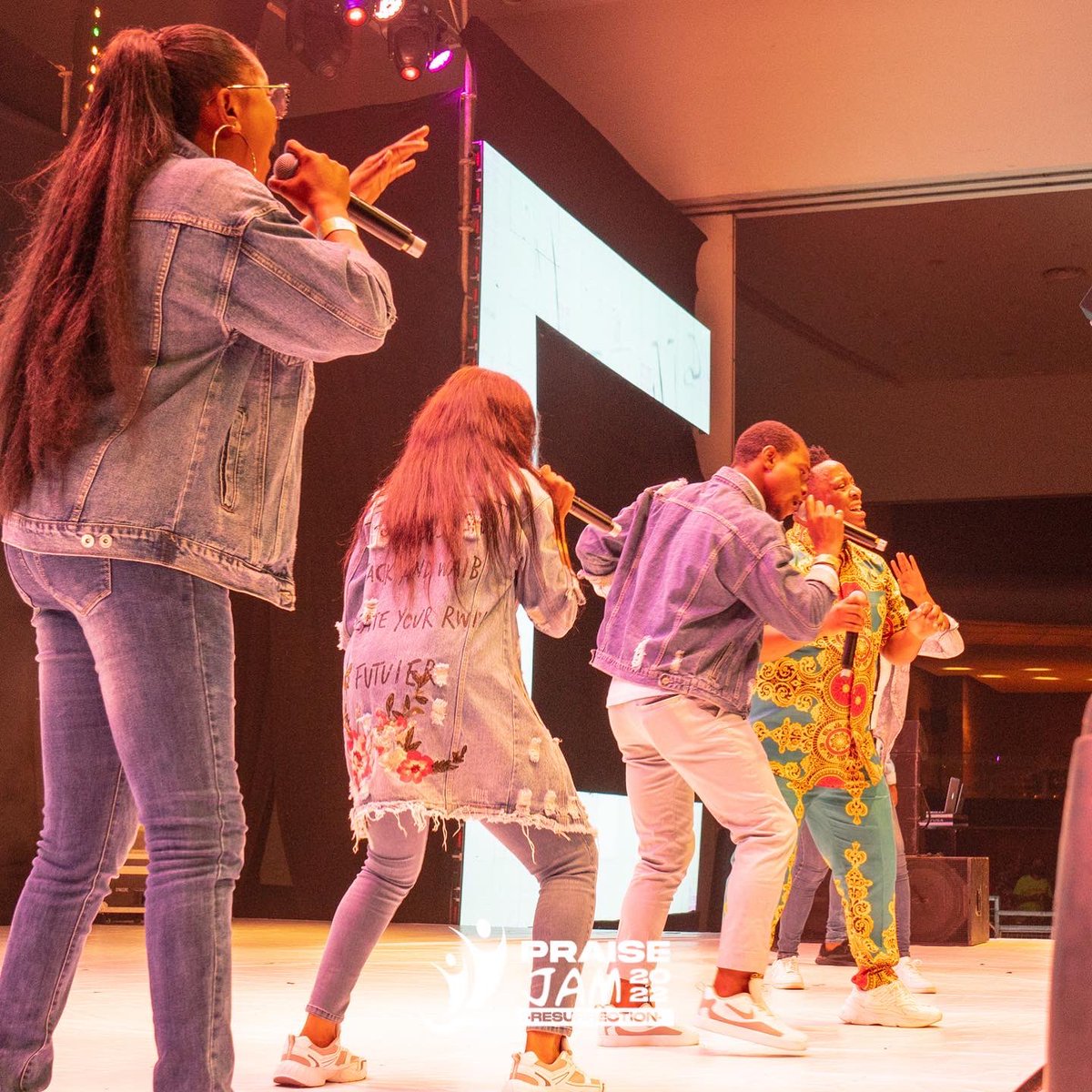 Wazobia_FM's tweet image. For @praisejamafrica you no fit close eye 1 second like dis because na back to back ogbonge praise dey happen 
.
PRAISE JAM 2022 - The Resurrection
.
#praisejam2022 #theresurrection